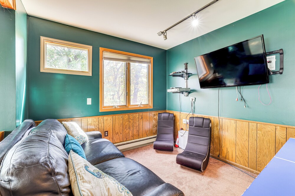 Lake Harmony Resort Home with Deck and Fire Pit — hotel in Crystal Lake