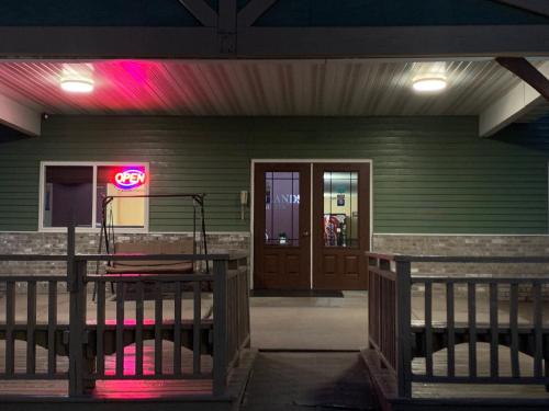 Woodlands Inn & Suites - photo 21