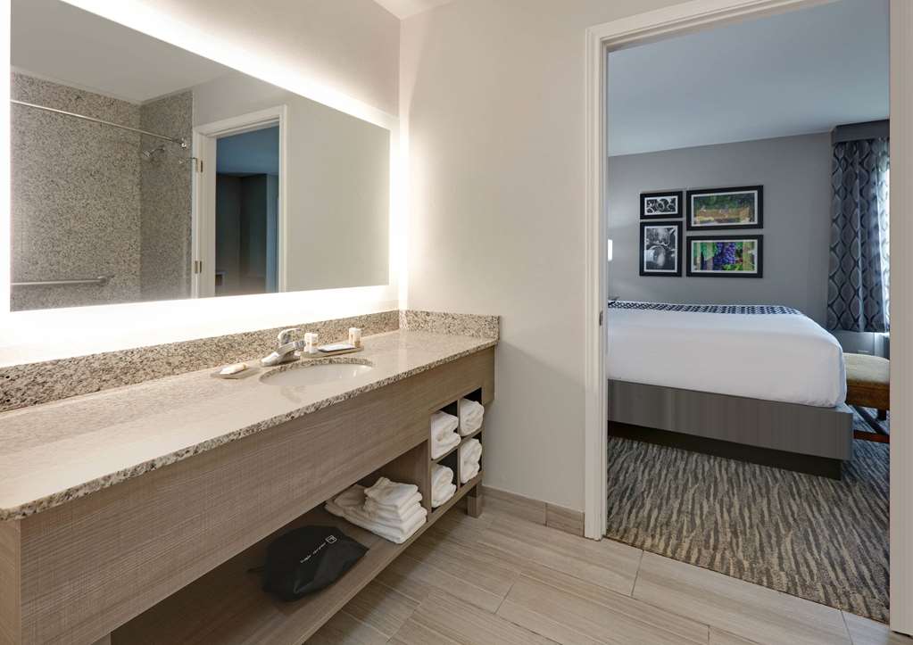 La Quinta Inn & Suites by Wyndham Fredericksburg - photo 22