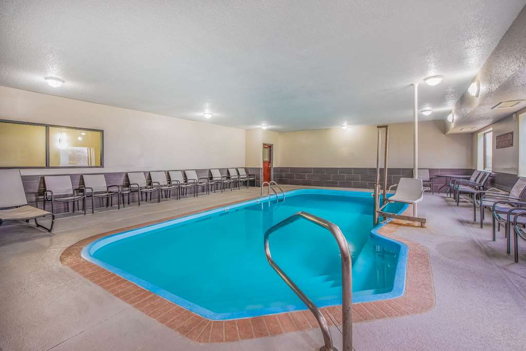 La Quinta Inn & Suites by Wyndham Fairborn Wright Patterson - photo 9