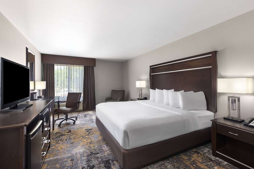 La Quinta Inn & Suites by Wyndham Sioux Falls - photo 26