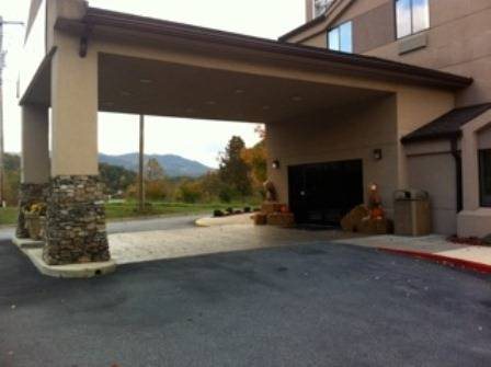 Smoky Mountain Inn Suites — Cherokee