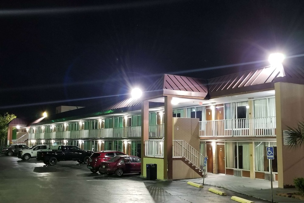 Days Inn & Suites by Wyndham Charleston Airport West - photo 18