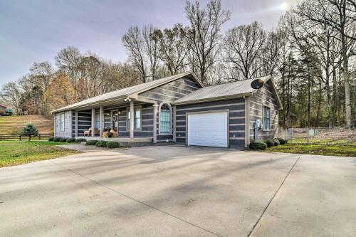 Secluded Retreat on 2 Acres Near Dale Hollow Lake — hotel in Burkesville
