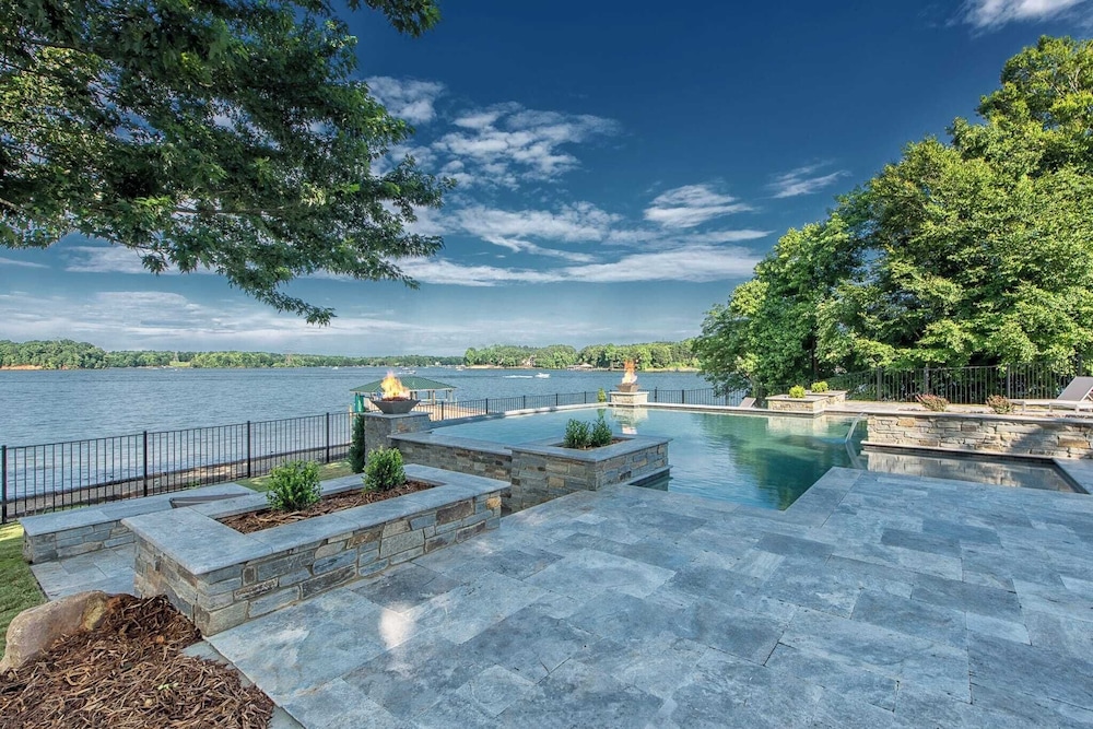 Azalea Retreat by Avantstay Sleeps 34 & Pool — hotel in Sherrills Ford