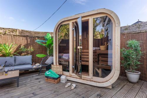 The Little Pines 5 min walk to beach and sauna in Falmouth, United Kingdom