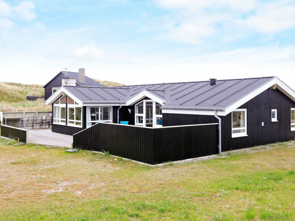 Sprawling Holiday Home at Hvide Sande With Indoor Whirlpool — 4-Star Luxury Hotel in Hvide Sande, Denmark