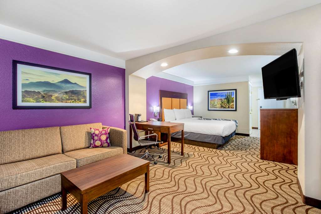 La Quinta Inn & Suites by Wyndham Hesperia Victorville - photo 25