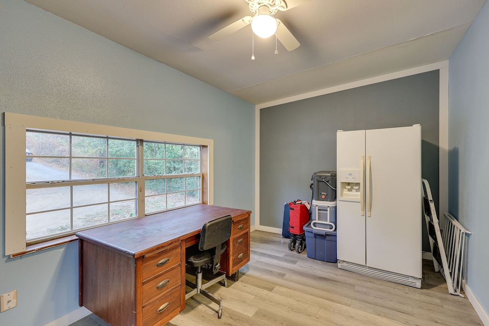 Spacious Hot Springs Lakehouse on Lake Hamilton in Hot Springs, United States