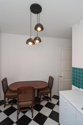 Modern Apartment Next to Stamba and Rooms
