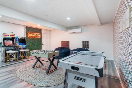 Peoria Paradise Sportscourt Heated Pool Gameroom — 4-Star Luxury Hotel in Peoria, United States