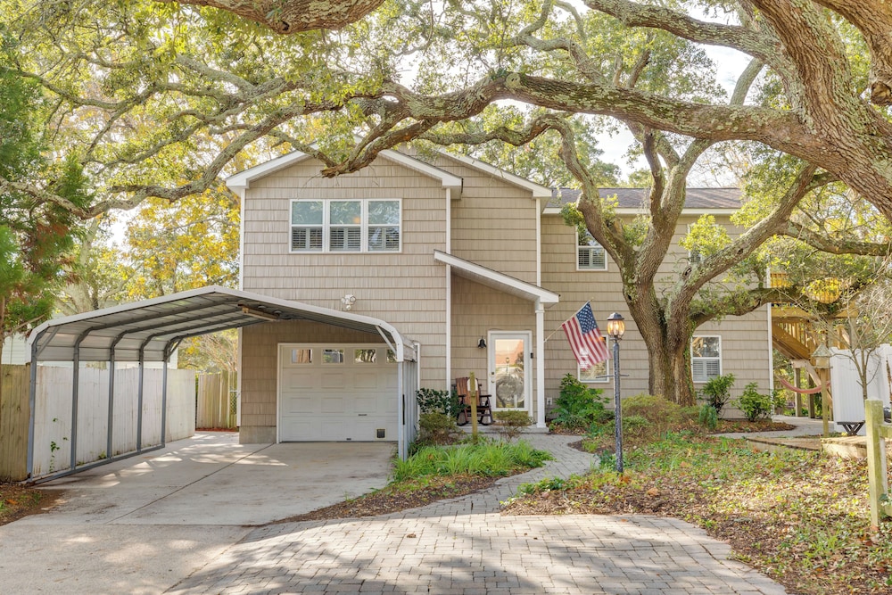 2 Mi to Atlantic Beach: Coastal Retreat w Deck — hotel in Morehead