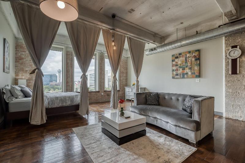 Luxury Downtown Dallas Stay by Amyfinehouse - photo 124