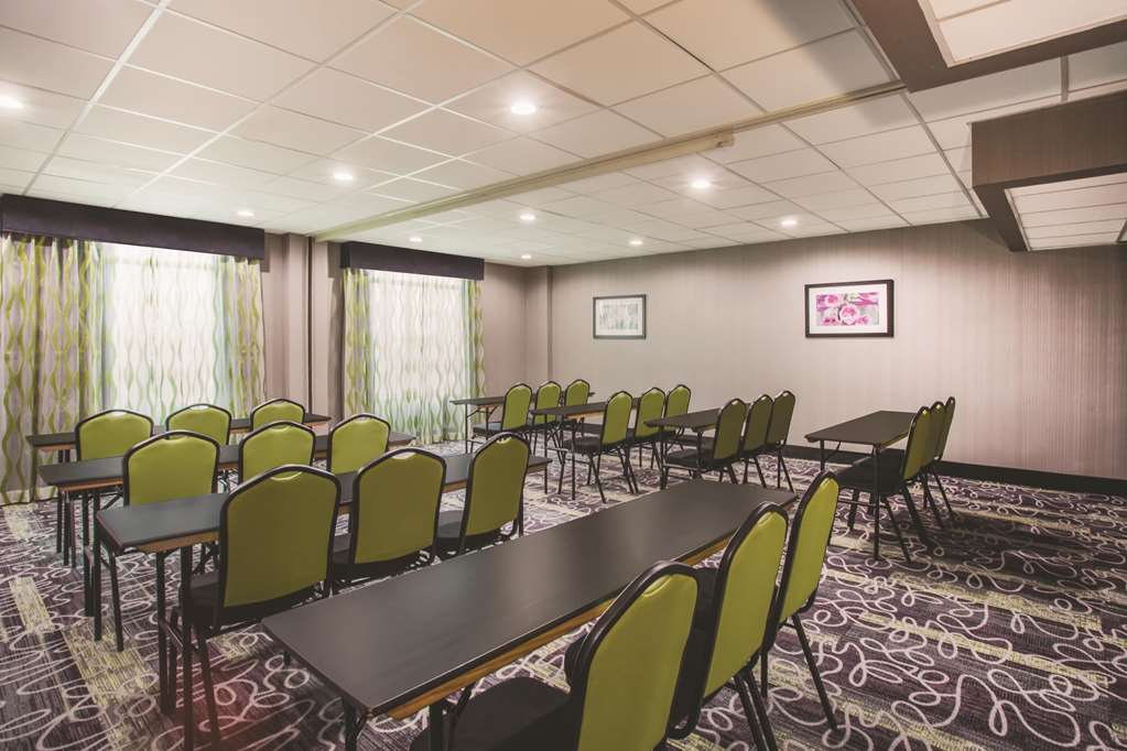 La Quinta Inn & Suites by Wyndham Clearwater South - photo 25