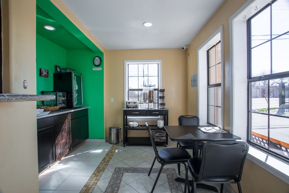 Pinn Road Inn and Suites - photo 25