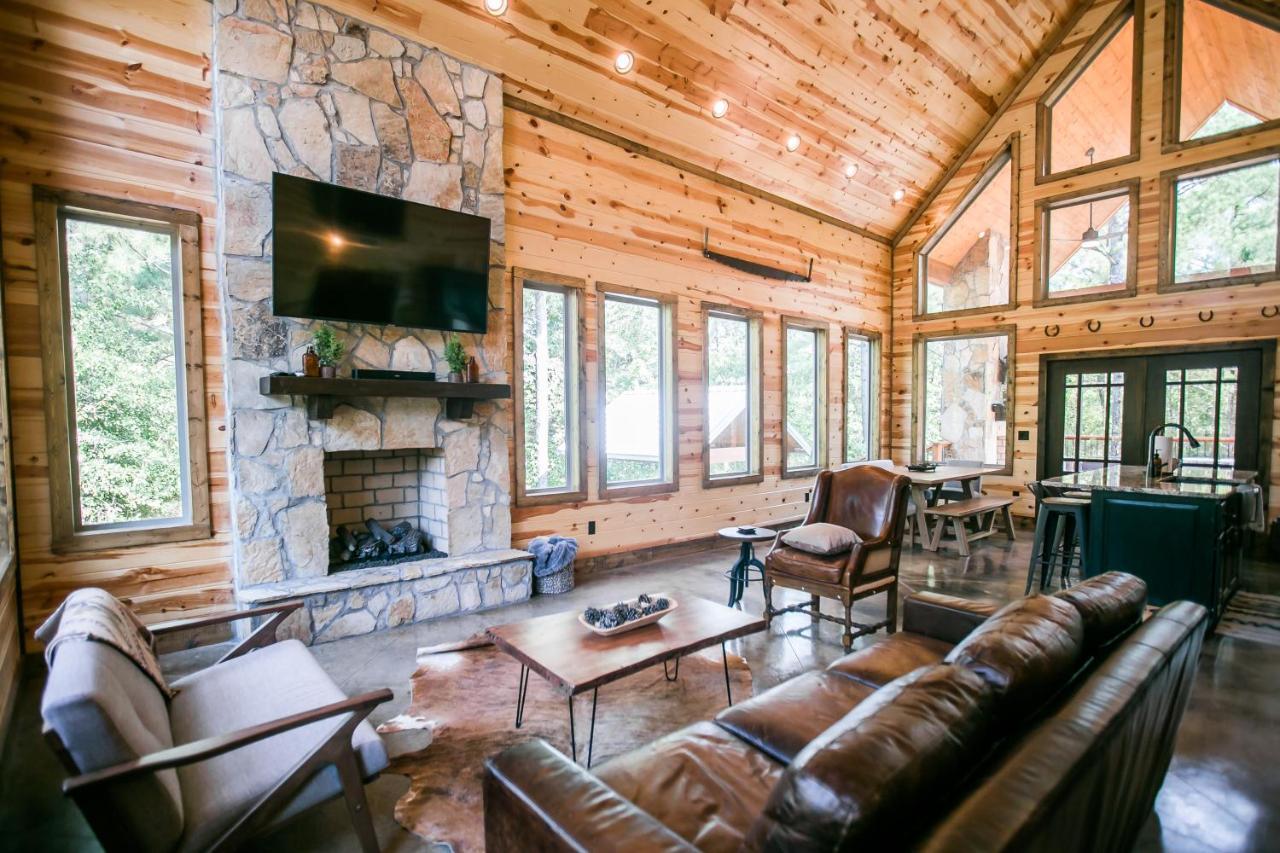 Pinot in the Pines Cabin — 4-Star Luxury Hotel in Broken Bow, United States
