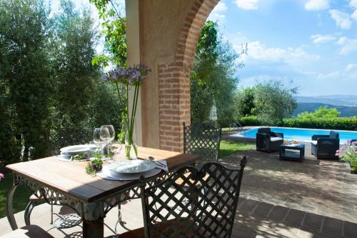 Villa Fiorenzani — 4-Star Luxury Hotel in Radicondoli, Italy