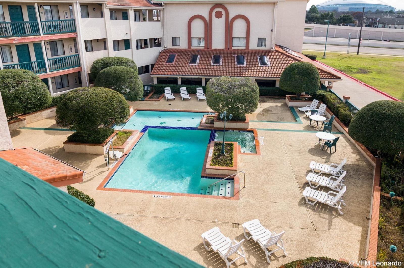 Econo Lodge Inn And Suites Arlington - photo 3
