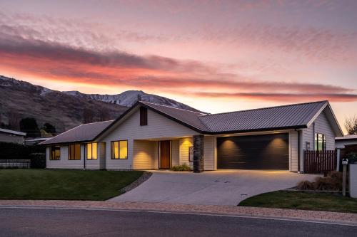 Roys Bay Lodge Wanaka Holiday Home — 4-Star Luxury Hotel in Wanaka, New Zealand