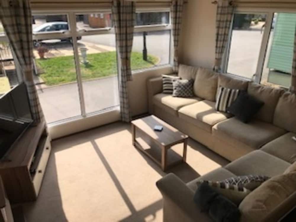 Beautiful 2 bed Caravan in Stratford upon avon in Stratford-Upon-Avon, United Kingdom