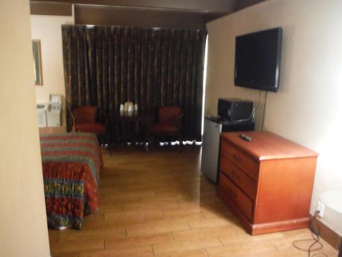 Budgetel Inn & Suites Hotel - photo 15