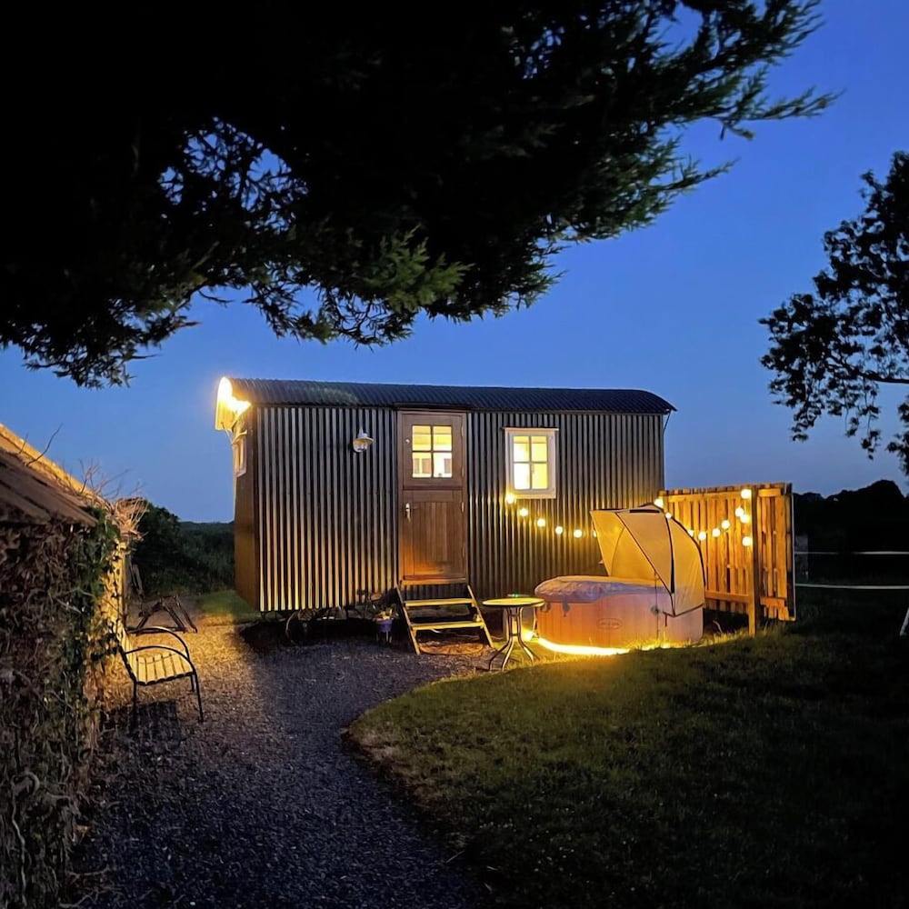 Sheelinhuts - carbon neutral hotel in Oldcastle