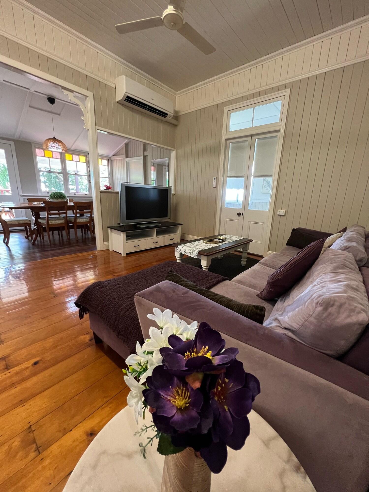 Childers Charmer with Aircon WIFI & modern luxuries in Childers, Australia