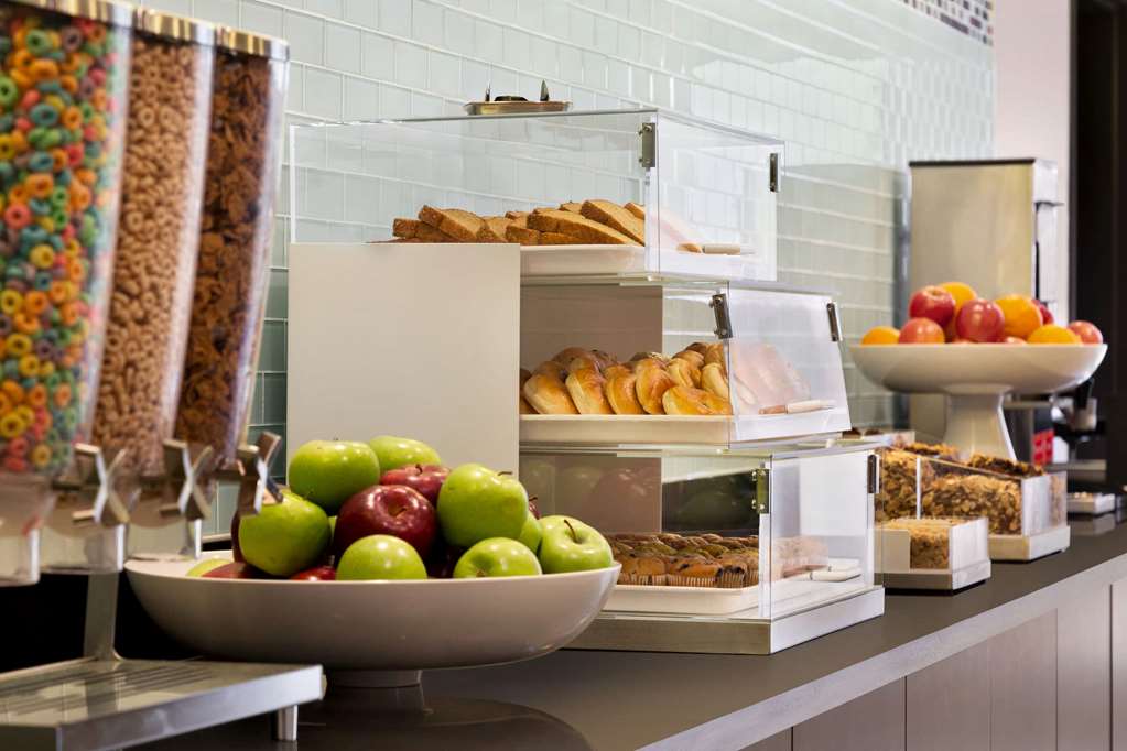 La Quinta Inn & Suites by Wyndham Burlington - photo 27