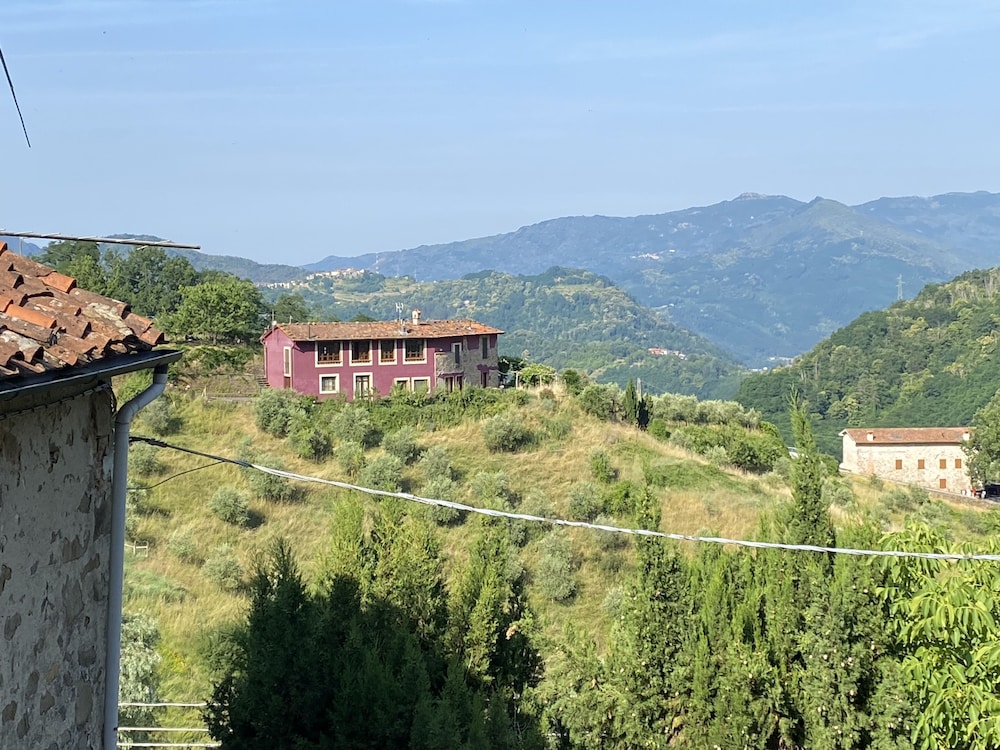 4 bed Sleeps 8 Pets Free Parking in Bagni Di Lucca, Italy