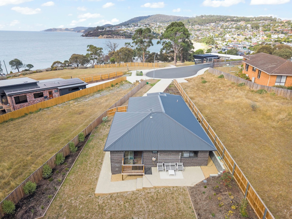 Gorgeous 4 Bedroom House Blackmans Bay — 4-Star Luxury Hotel in Blackmans Bay, Australia