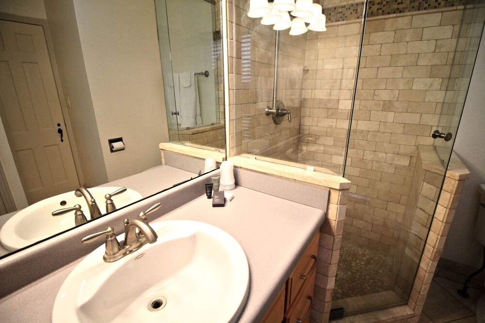 Peach Tree Inn & Suites - photo 45