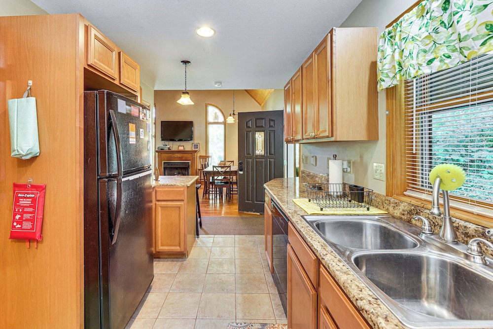 3 Mi to Snowshoe Resort Cabin with Hot Tub - photo 13