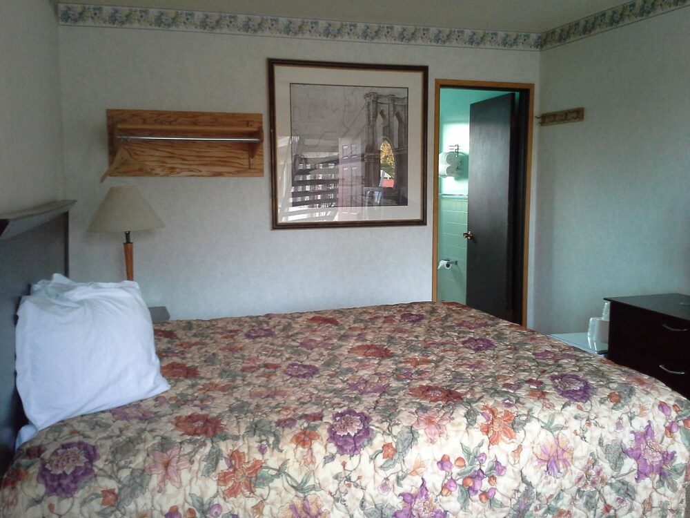 Richland Inn and Suites - photo 9