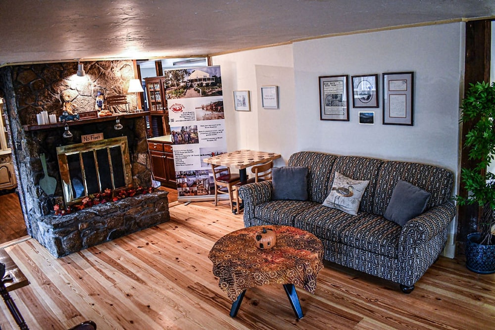 Brook Road Inn - carbon neutral hotel in Goshen