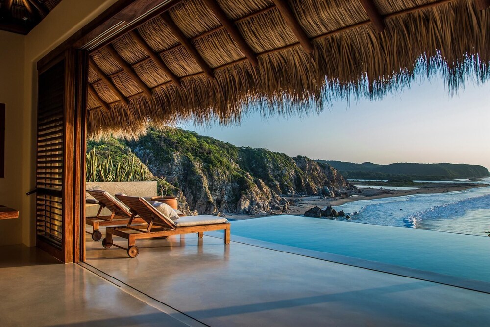 Villa Esquina del Cielo — 4-Star Luxury Hotel in Santa Maria Huatulco, Mexico