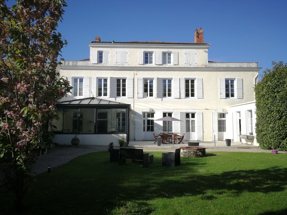 Chambres d'hôtes H De Surgeres — 4-Star Luxury Hotel in Surgeres, France
