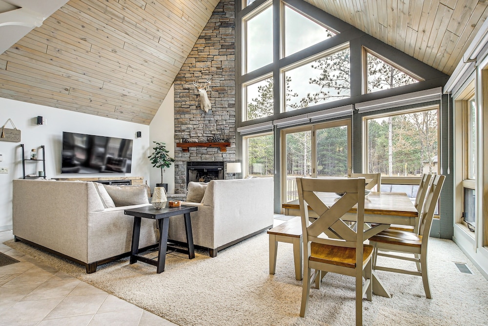 2 Mi to Sand Valley: Family Getaway w Deck — hotel in Nekoosa
