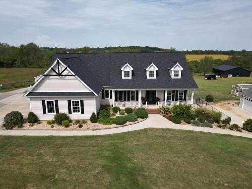 Bourbon Barrel Cottages Main House — 4-Star Luxury Hotel in Lawrenceburg, United States
