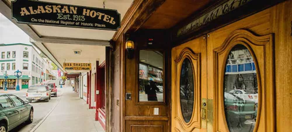 Alaskan Hotel and Bar - photo 2
