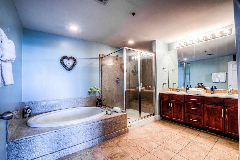 Laketown Wharf Resort by Aneliya's Rentals - photo 830