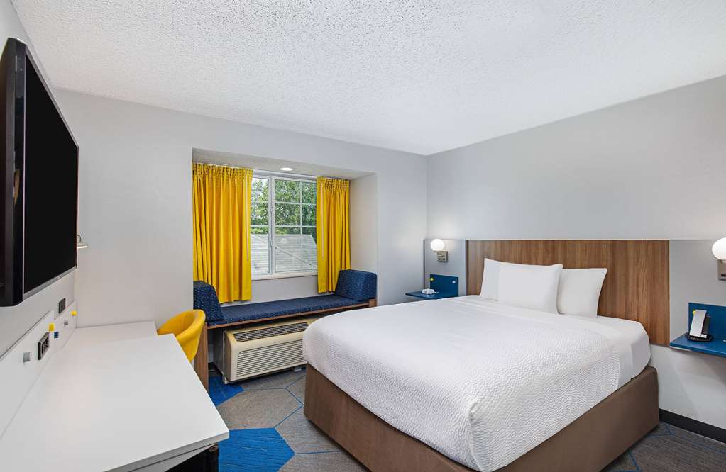 Microtel Inn and Suites by Wyndham Columbus North - photo 20