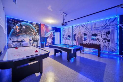 6BR Villa Heated Pool Game Room Water Park — 4-Star Luxury Hotel in Davenport, United States
