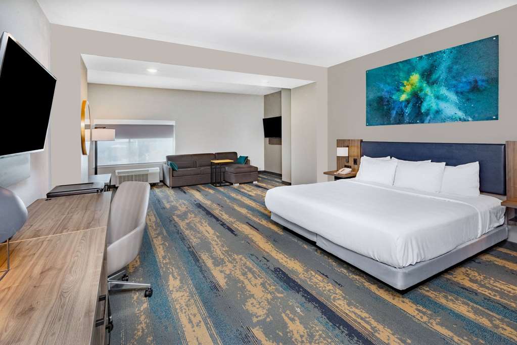 La Quinta Inn & Suites by Wyndham Galveston North at I 45 - photo 24