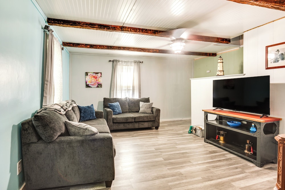 Pet friendly Michigan Getaway w Porch & Kayaks — hotel in Ontonagon