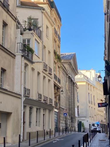 Aux Terrasses de la Lune — 4-Star Luxury Hotel in Paris, France