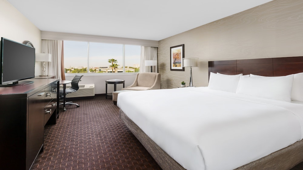 Crowne Plaza Phoenix Airport PHX by IHG - photo 21