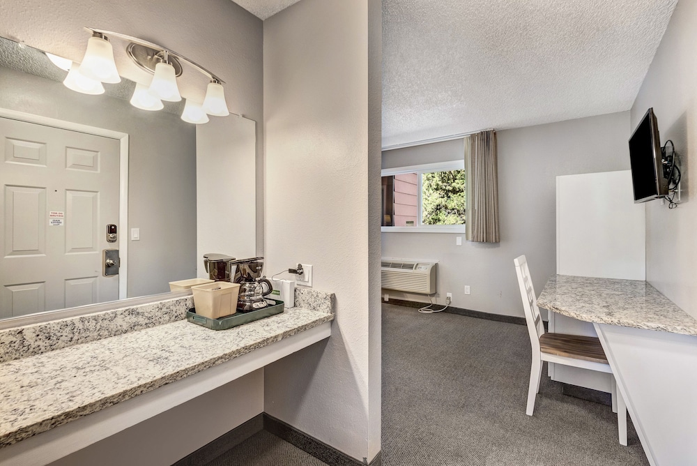 Bend Riverside Inn & Suites - photo 33