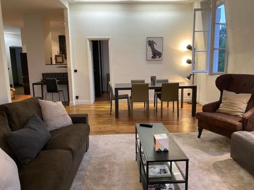 Appartement 3 chambres Paris 7e — 4-Star Luxury Hotel in Paris, France