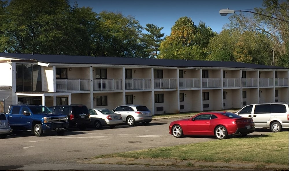 Economy Inn North Randall - photo 37