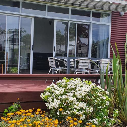 Kiwi on the Lake 3 bedroom Chalet Villa — 4-Star Luxury Hotel in Rotorua, New Zealand